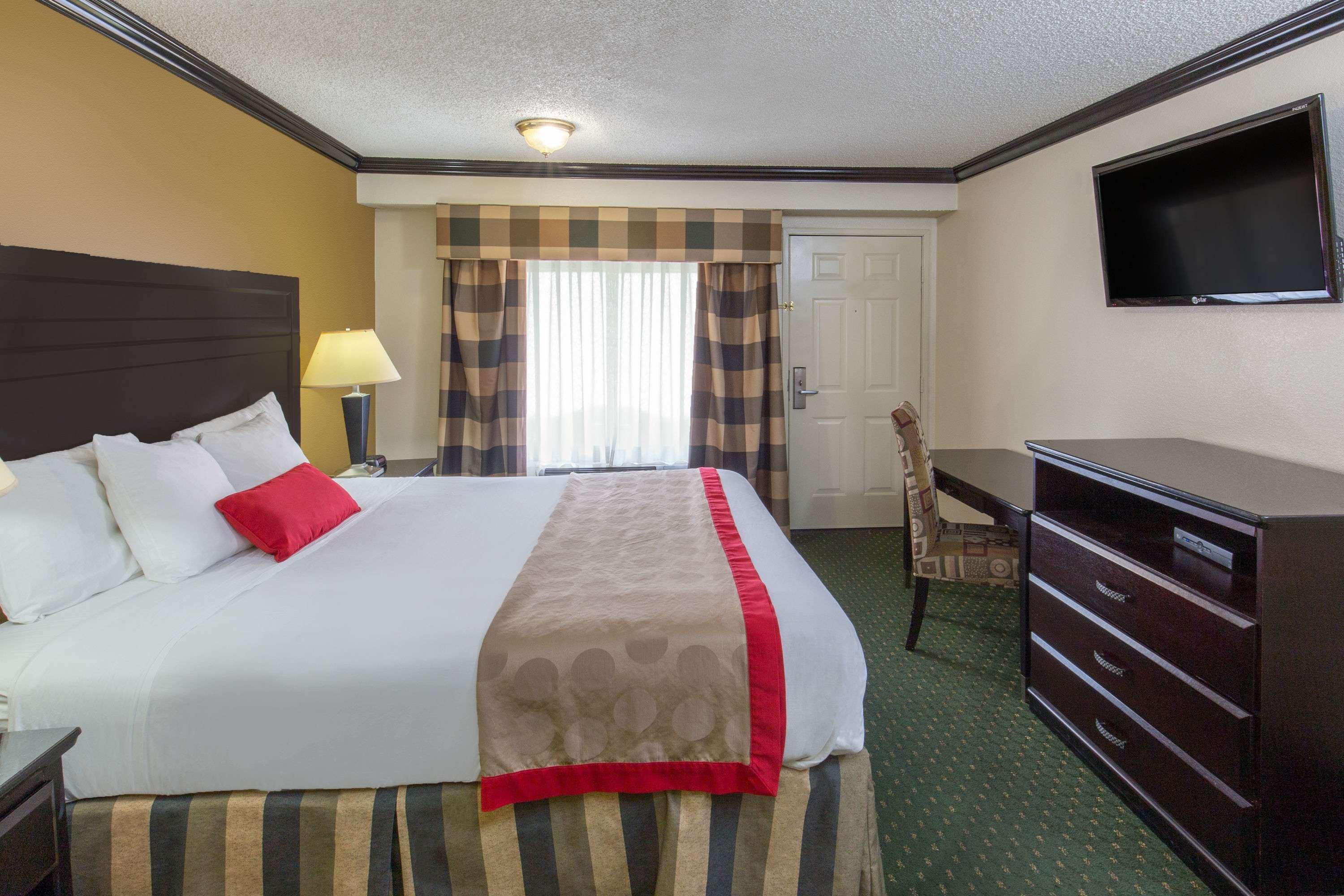 Hotel Ramada By Wyndham Ontario Exterior foto