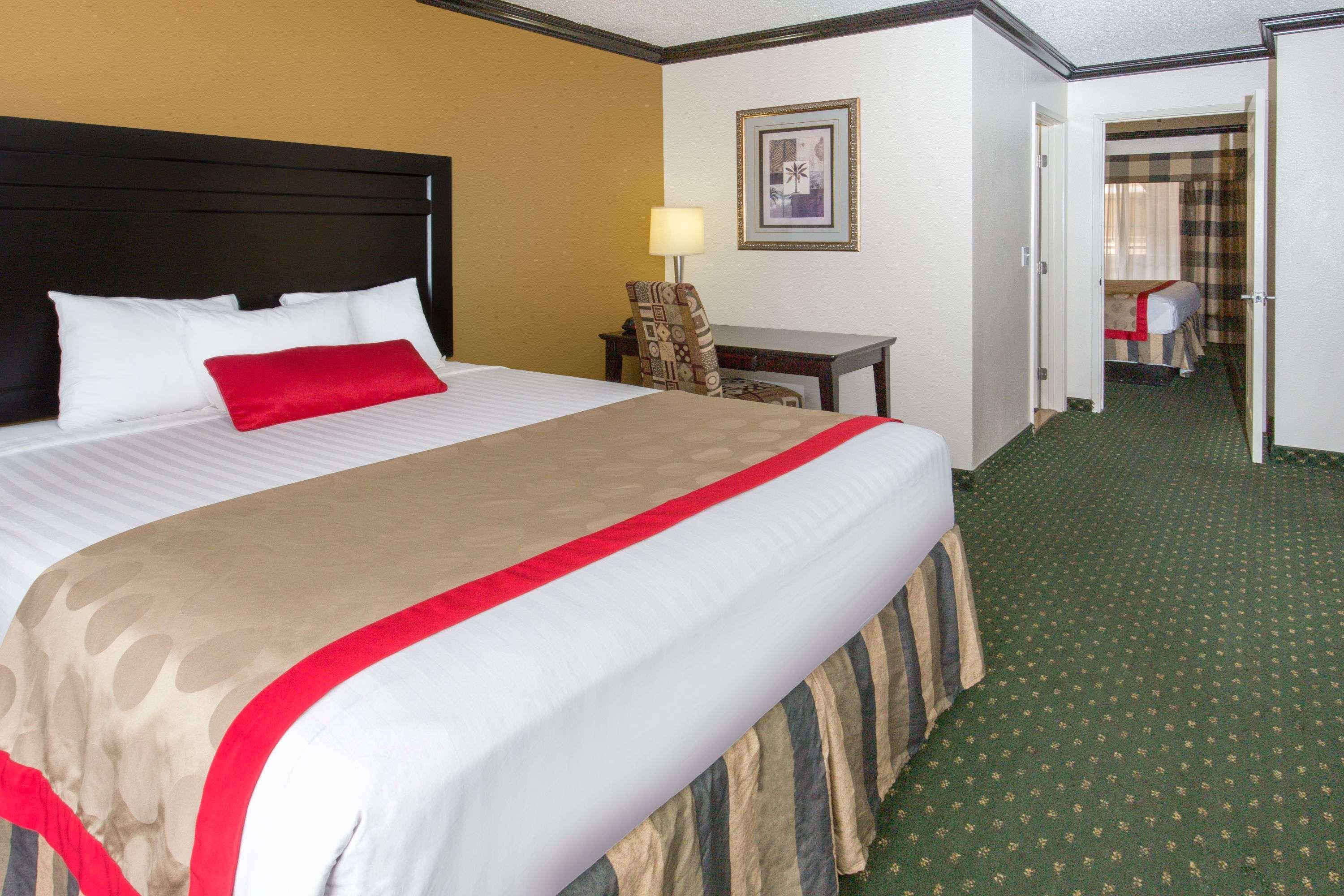 Hotel Ramada By Wyndham Ontario Exterior foto